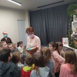 Powiększ zdjęcie Pani Dyrektor rozdaje dzieciom czekolady
