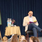 Powiększ zdjęcie Autor czyta dzieciom książkę