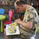 Powiększ zdjęcie Wizyta podopiecznych Środowiskowego Domu samopomocy w Mrozach w bibliotece