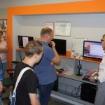 Powiększ zdjęcie Wizyta podopiecznych Środowiskowego Domu samopomocy w Mrozach w bibliotece
