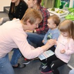Powiększ zdjęcie Dzieci ze żłobka w bibliotece