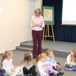 Powiększ zdjęcie Uczestnicy zajęć w bibliotece 