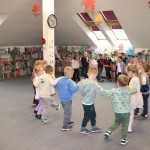 Powiększ zdjęcie Uczestnicy zajęć w bibliotece 