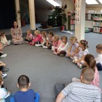 Powiększ zdjęcie Uczestnicy zajęć w bibliotece 