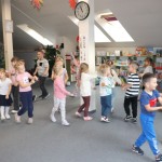 Powiększ zdjęcie Uczestnicy zajęć w bibliotece 