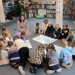 Powiększ zdjęcie Uczestnicy zajęć w bibliotece 