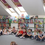 Powiększ zdjęcie Uczestnicy zajęć w bibliotece 