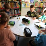Powiększ zdjęcie Dzieci wykonują pracę plastyczną