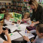 Powiększ zdjęcie Dzieci wykonują pracę plastyczną