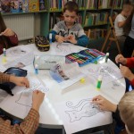 Powiększ zdjęcie Dzieci wykonują pracę plastyczną