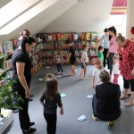 Powiększ zdjęcie Rodzice z dziećmi na zajęciach klubu malucha w bibliotece