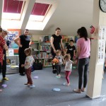 Powiększ zdjęcie Rodzice z dziećmi na zajęciach klubu malucha w bibliotece