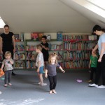 Powiększ zdjęcie Rodzice z dziećmi na zajęciach klubu malucha w bibliotece