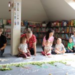 Powiększ zdjęcie Rodzice z dziećmi na zajęciach klubu malucha w bibliotece