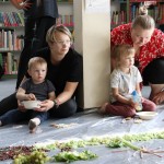 Powiększ zdjęcie Rodzice z dziećmi na zajęciach klubu malucha w bibliotece