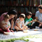 Powiększ zdjęcie Rodzice z dziećmi na zajęciach klubu malucha w bibliotece
