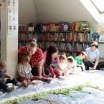 Powiększ zdjęcie Rodzice z dziećmi na zajęciach klubu malucha w bibliotece