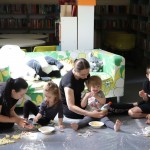 Powiększ zdjęcie Rodzice z dziećmi na zajęciach klubu malucha w bibliotece