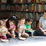 Powiększ zdjęcie Rodzice z dziećmi na zajęciach klubu malucha w bibliotece