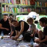 Powiększ zdjęcie Rodzice z dziećmi na zajęciach klubu malucha w bibliotece