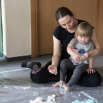 Powiększ zdjęcie Mama z dzieckiem na zajęciach klubu malucha w bibliotece