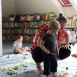 Powiększ zdjęcie Rodzice z dziećmi na zajęciach klubu malucha w bibliotece