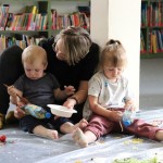 Powiększ zdjęcie Mama z dziećmi na zajęciach klubu malucha w bibliotece