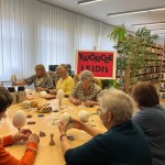 Powiększ zdjęcie Uczestniczki warsztatów w bibliotece 