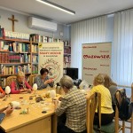Powiększ zdjęcie Uczestniczki warsztatów w bibliotece 