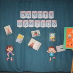 Powiększ zdjęcie Napis Danuta Wawiłow na niebieskim tle