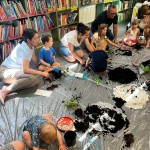 Powiększ zdjęcie Uczestnicy zajęć w klubie malucha w bibliotece