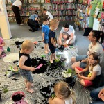 Powiększ zdjęcie Uczestnicy zajęć w klubie malucha w bibliotece