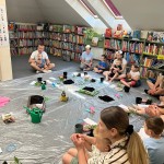 Powiększ zdjęcie Uczestnicy zajęć w klubie malucha w bibliotece