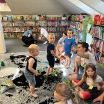 Powiększ zdjęcie Uczestnicy zajęć w klubie malucha w bibliotece