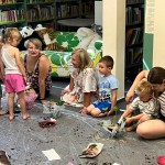 Powiększ zdjęcie Uczestnicy zajęć w klubie malucha w bibliotece