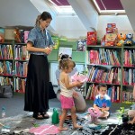 Powiększ zdjęcie Uczestnicy zajęć w klubie malucha w bibliotece