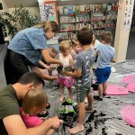 Powiększ zdjęcie Uczestnicy zajęć w klubie malucha w bibliotece