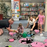 Powiększ zdjęcie Uczestnicy zajęć w klubie malucha w bibliotece