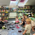 Powiększ zdjęcie Uczestnicy zajęć w klubie malucha w bibliotece