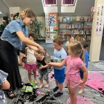 Powiększ zdjęcie Uczestnicy zajęć w klubie malucha w bibliotece