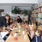 Powiększ zdjęcie Uczestnicy podczas zajęć w klubie małego odkrywcy w bibliotece