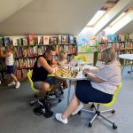 Powiększ zdjęcie Uczestnicy klubu szachowego w bibliotece