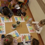 Powiększ zdjęcie Dzieci kolorują rysunki