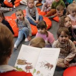 Powiększ zdjęcie Czytanie dla dzieci w bibliotece