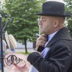 Powiększ zdjęcie Na zdjęciu uczestnik Narodowego Czytania
