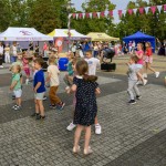 Powiększ zdjęcie Rodzinny piknik w parku