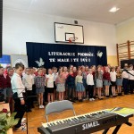 Powiększ zdjęcie Dzieci stoją pod napisem literackie podróże