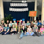 Powiększ zdjęcie Zdjęcie grupowe dzieci  w bibliotece