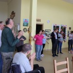 Powiększ zdjęcie Uczestnicy warsztatów biorą udział w zabawie ruchowej