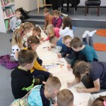 Powiększ zdjęcie Dzieci rysują na podłodze